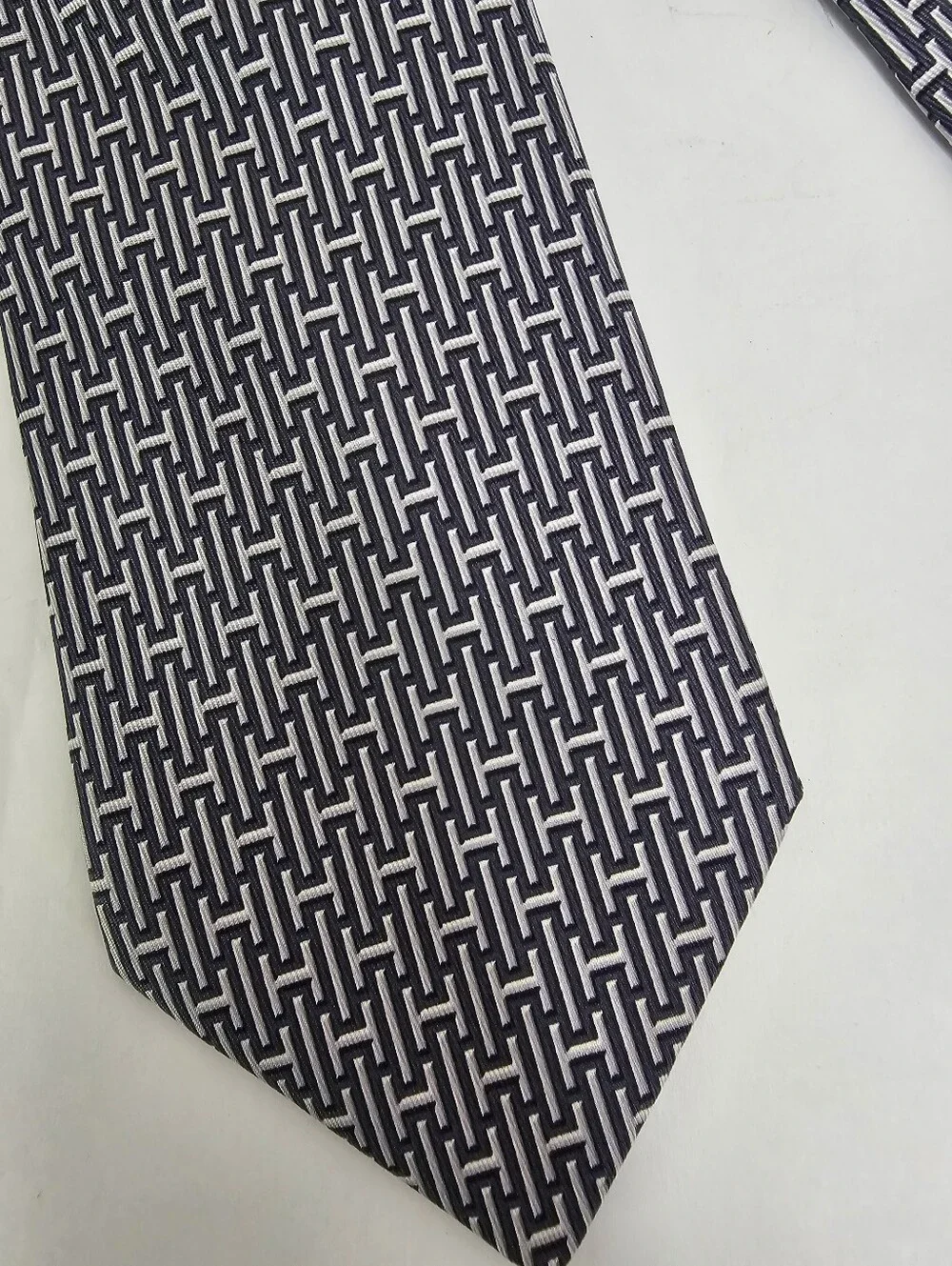 Authentic Hermes Silk Tie 5139 HA Interlocking H Pattern Grey Navy Luxury